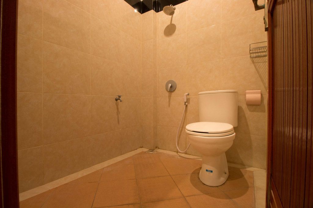 Kamar mandi modern dengan shower