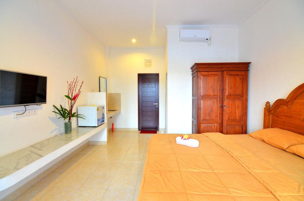 Kamar dengan TV dan mini fridge