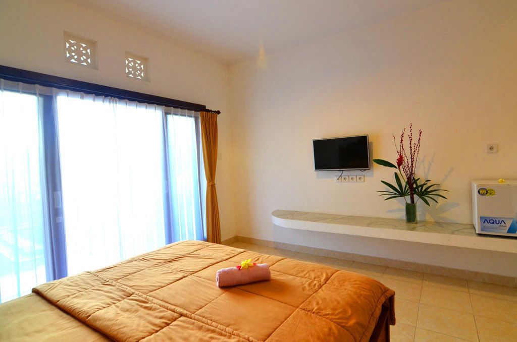 Kamar tidur dengan furniture kayu tradisional