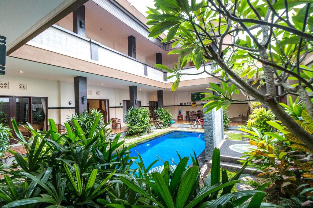 Kolam renang dengan taman tropis